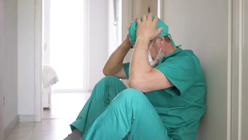 Усталый врач. Проблемы здравоохранения фото. Врач недостаток. Нехватка среднего медицинского персонала. Больница.