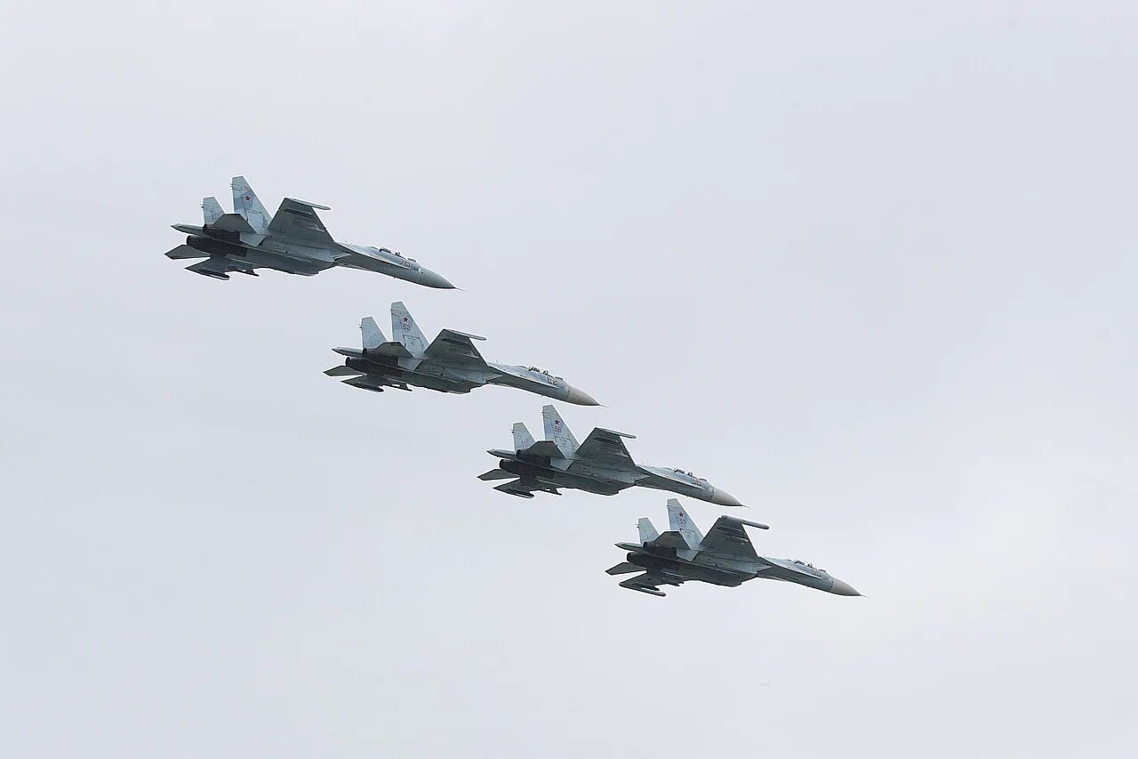 Парад в ростове на дону 2025. Самолеты на параде. воздушный парад. военные самолеты над ростовом. воздушный парад авиация россии.