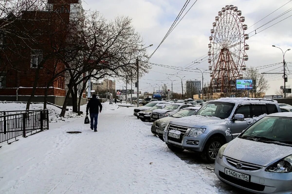 Новосибирск 18 ноября. Новосибирск зимой снег. Новосибирск завалило снегом. Новосибирск в ноябре фото. Зима город Новосибирск люди.