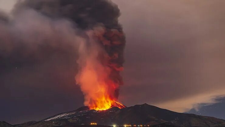 Apocalypse in Italy! Etna exploded! The crater has melted! Lava flows to the cit