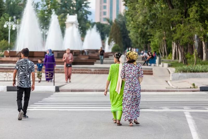 Сколько сейчас время в душанбе. Душанбе люди на улице. таджикистан улицы душанбе люди. душанбе улицы города. платья в душанбе на улитсах.