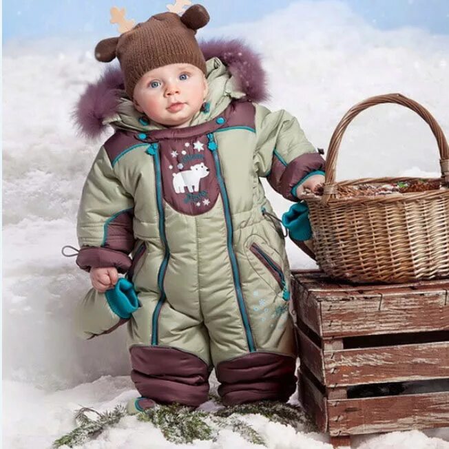 Дети одевались потеплее. Комбинезон детский зимний. Дети в теплой одежде. Одежда зимой для детей. Ребенок в комбинезоне.