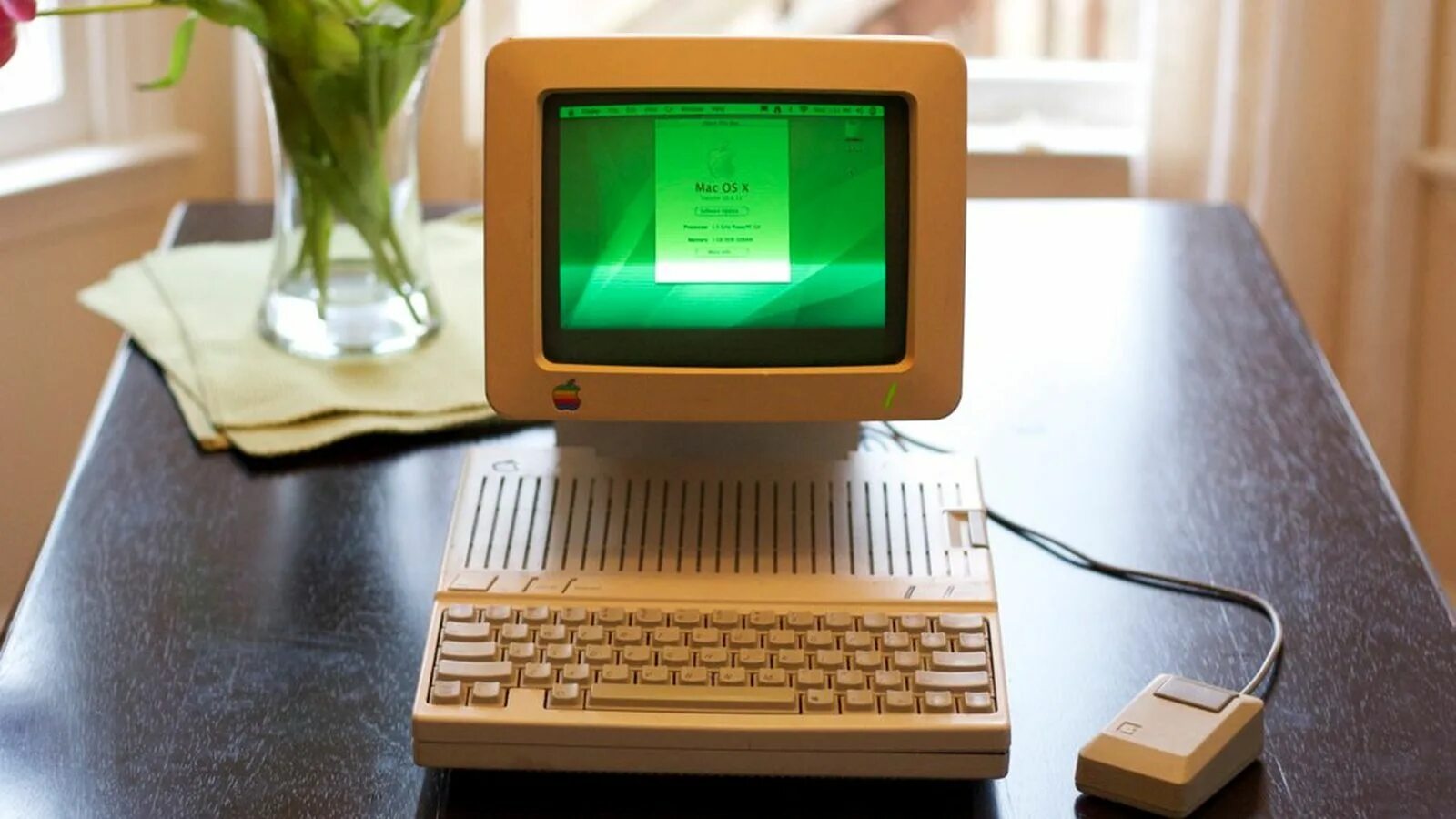 Old computer. Макинтош компьютер Apple 2000. Примитивный компьютер. Устаревший компьютер. Компьютер картинка.