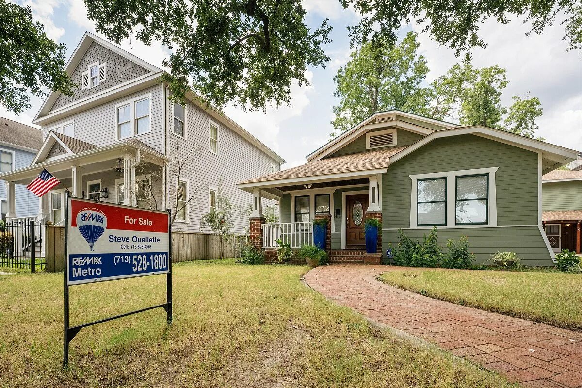 Runaway House. Housing Market. House for Market. Sale Market for House.