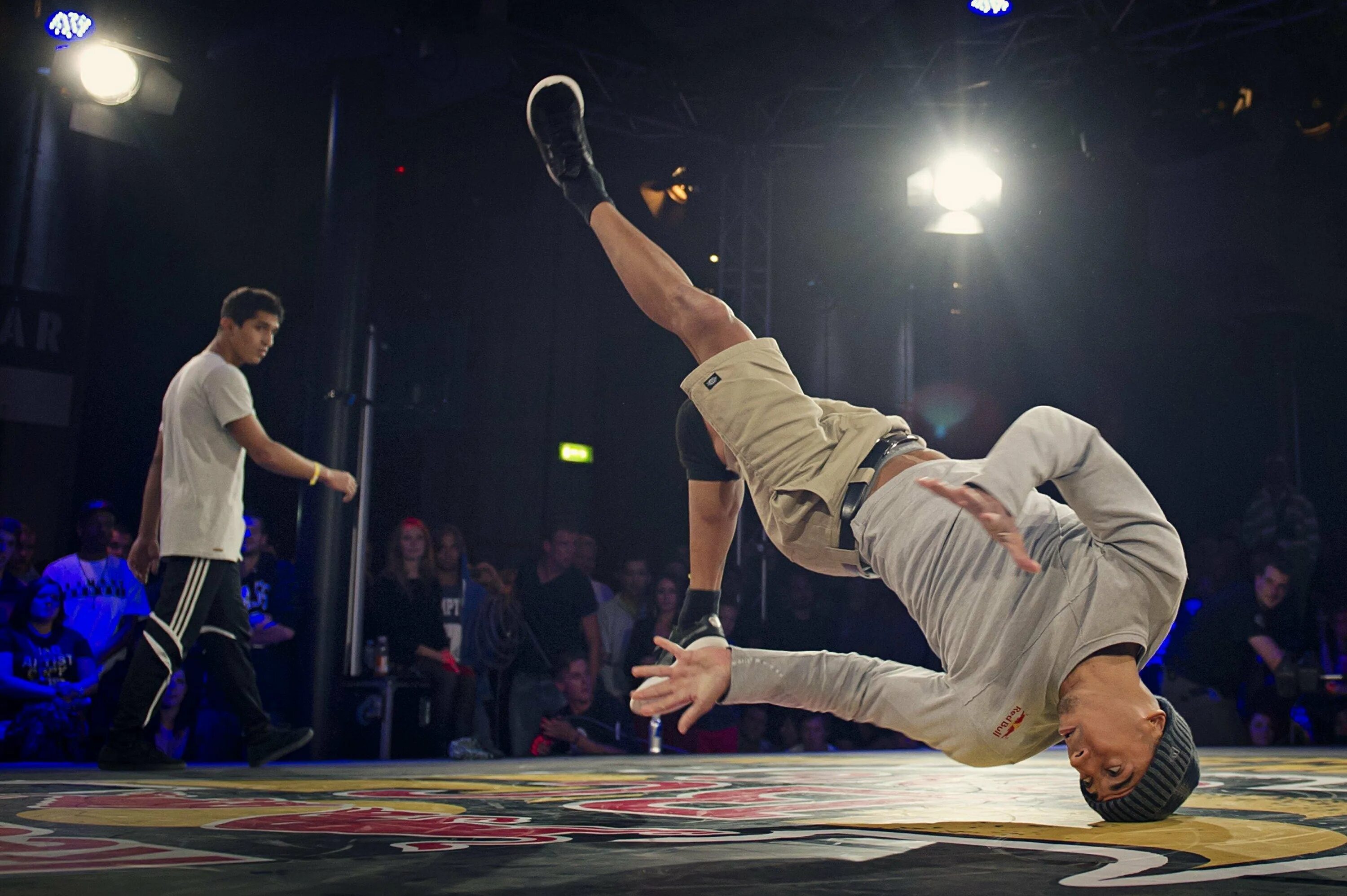 Нижний брейк данс. Брейк данс. Сэм бутта брейк. Твист брейк данс. Движение в брейке.