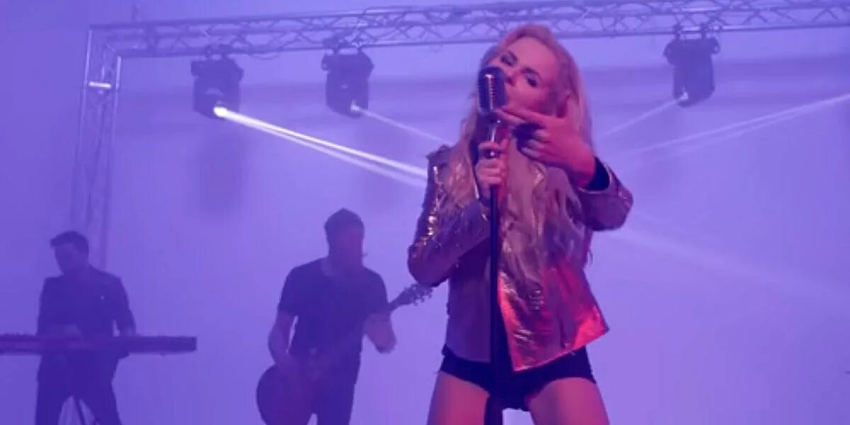 Алиса вокс клипы. Алиса вокс на концерте ленинград. Алиса вокс ленинград молитвенная. Алиса из ленинграда. Солистка группы ленинград алиса вокс.