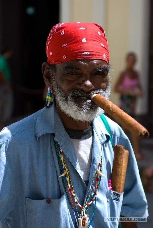 Кубинец с сигарой. Кубинский мужчина с сигарой. Куба негры. Негр с кубинской сигарой. Кубинский мужской