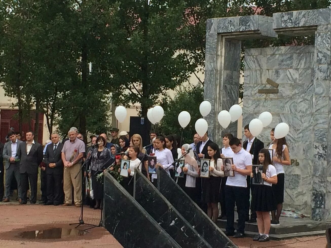 1 сентября 1999. Школа 16 ярославль 1 сентября 1999 год. 1 сентября 1999 года. 1 сентября 1999 года. Взрыв дома на улице гурьянова 1999.