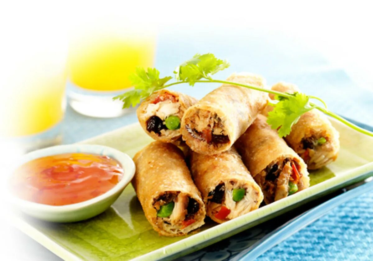 Spring rolls. Спринг-роллы китайские рулетики. Спринг ролл с грибами. Спринг роллы с куриным филе. Спринг роллы во фритюре.