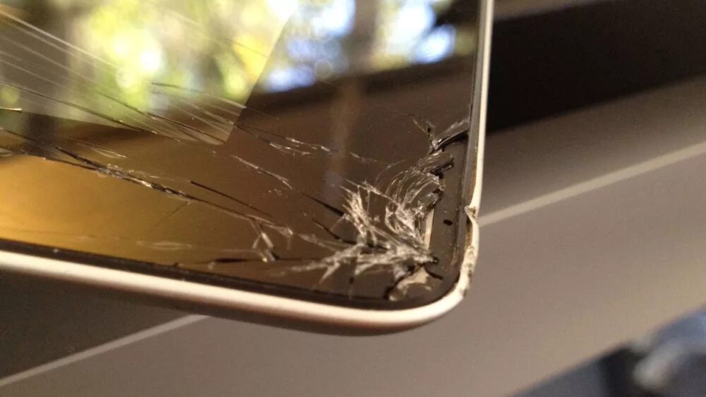 Разбитый экран планшета. Разбитый экран Айпада. Разбитый айфон. Сломанный экран айпад.
