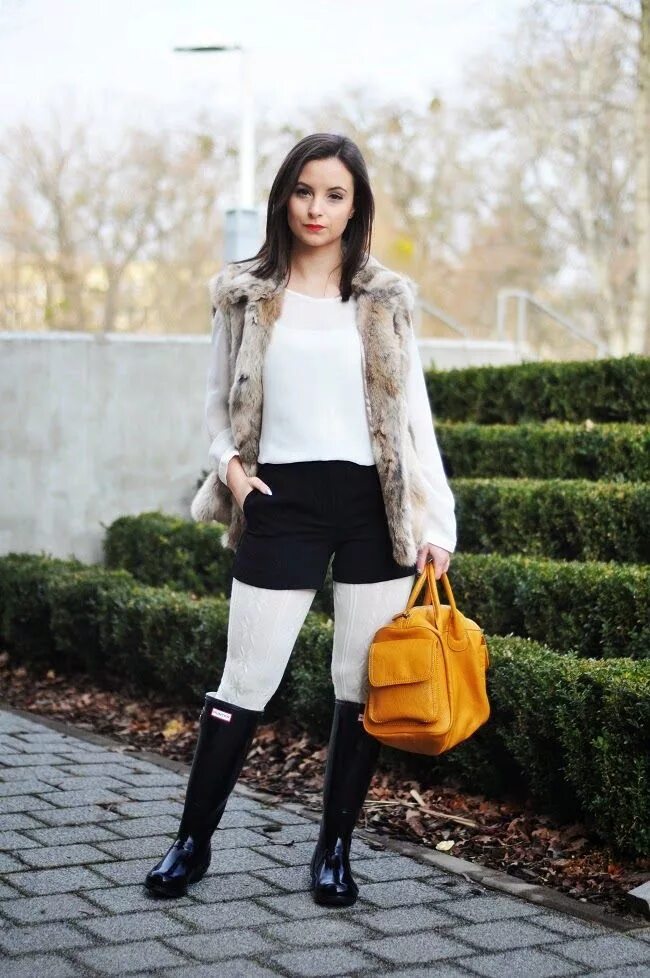 Женщины в белых сапожках. Белые колготки сапоги. Белая шуба и белые сапоги. Белое платье с ботфортами. Платье с ботфортами на каблуке.