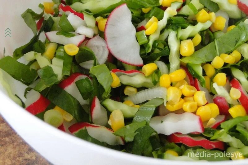 Салат редис огурец капуста. Салат с редиской и кукурузой. Салат с редиской и огурцом и кукурузой. Салат "весенний" с редисом и кукурузой.