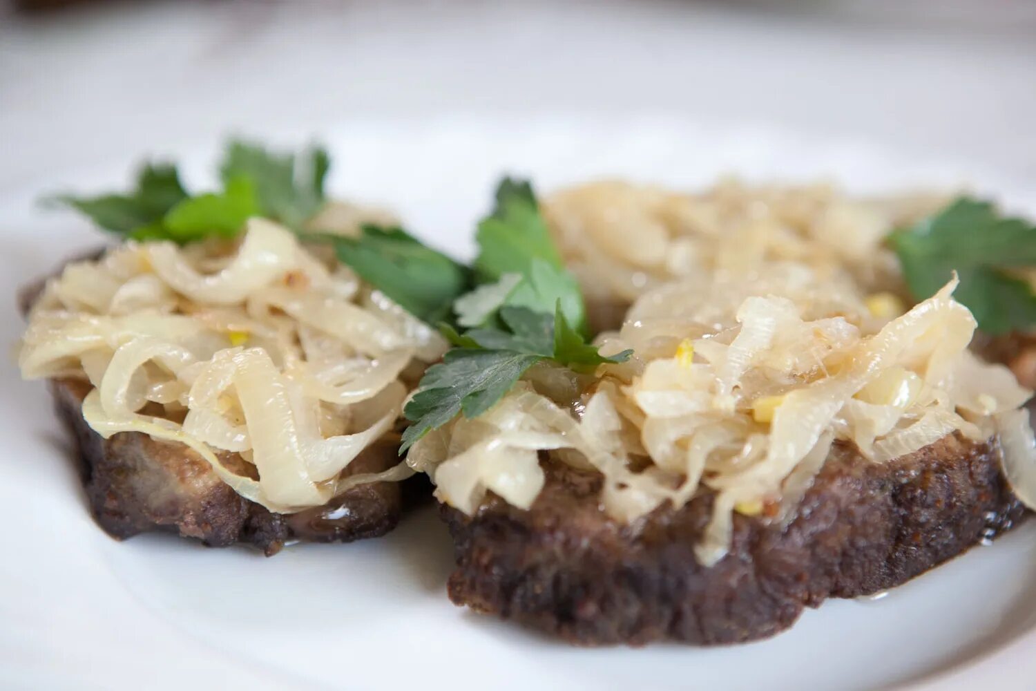 Печень жареная с луком мягкая. Печенка жареная с луком. Печень жареная с луком ТТК. Калорийность печени жареной с луком. Печень жареная с луком майонезом.