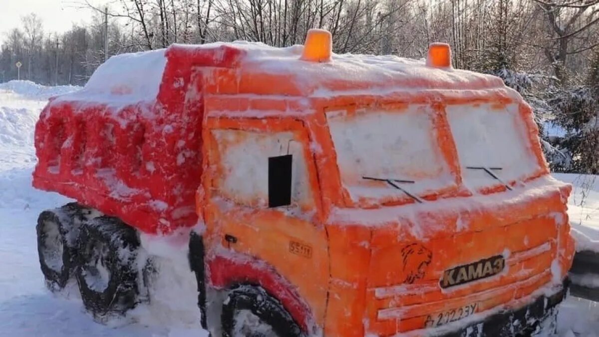 Камазы самарская область. Оранжевый грузовик для снега. Снеговик на грузовике. Снежная фигура КАМАЗ. КАМАЗ В снегу оранжевый.