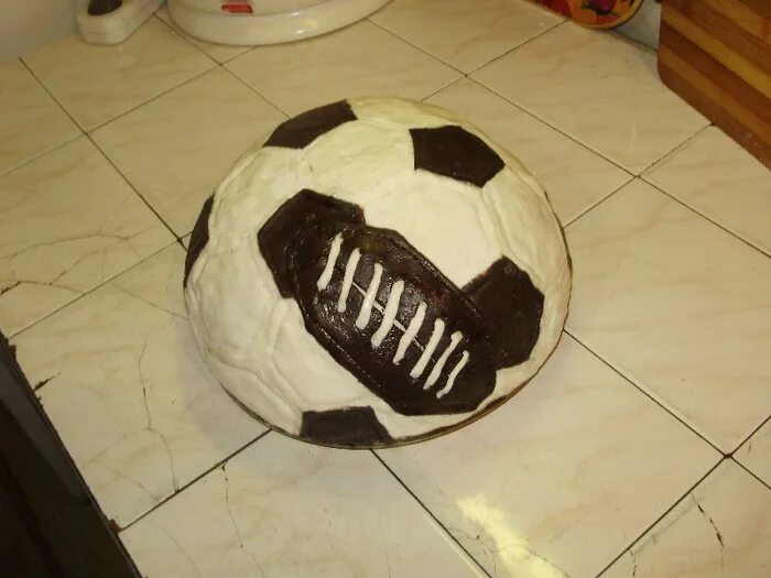 Декор торта с футбольным мячом. Торт мяч футбольный мастер класс. Формы для торта в виде мяча. Как сделать мяч на торт. Украшение торта футбольный мяч.