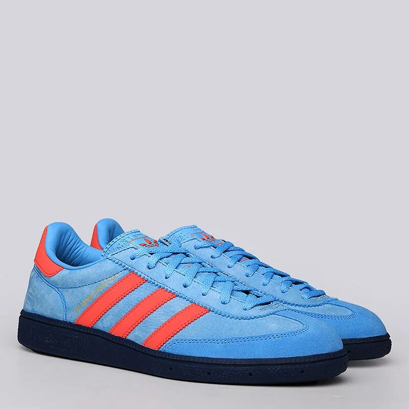 Адидас красно синие. Adidas Manchester SPZL gt. Adidas gt Manchester Spezial. Adidas Originals Manchester кроссовки. Adidas Manchester 89.