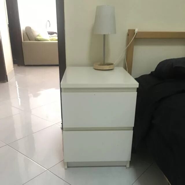 Прикроватная тумба мальм. Тумба прикроватная икеа белая. Комод ikea мальм 2 ящика. Тумбочки икеа в интерьере. Прикроватная тумба мальм.