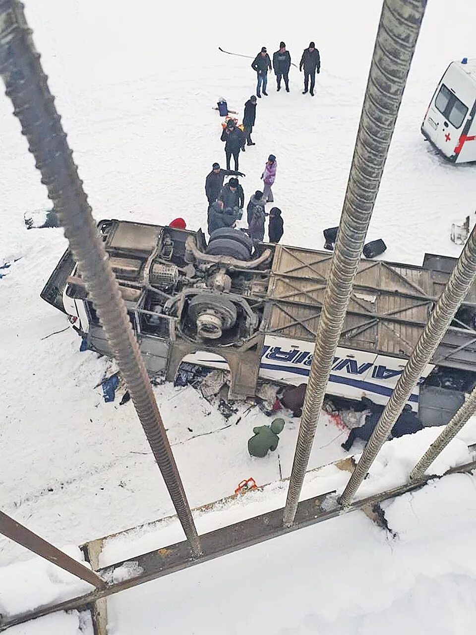 Авария автобуса в московской области. Автобус упал с моста в забайкалье. Автобус упал с моста в забайкалье 2019. Где автобус упал. Авария автобуса в московской области.