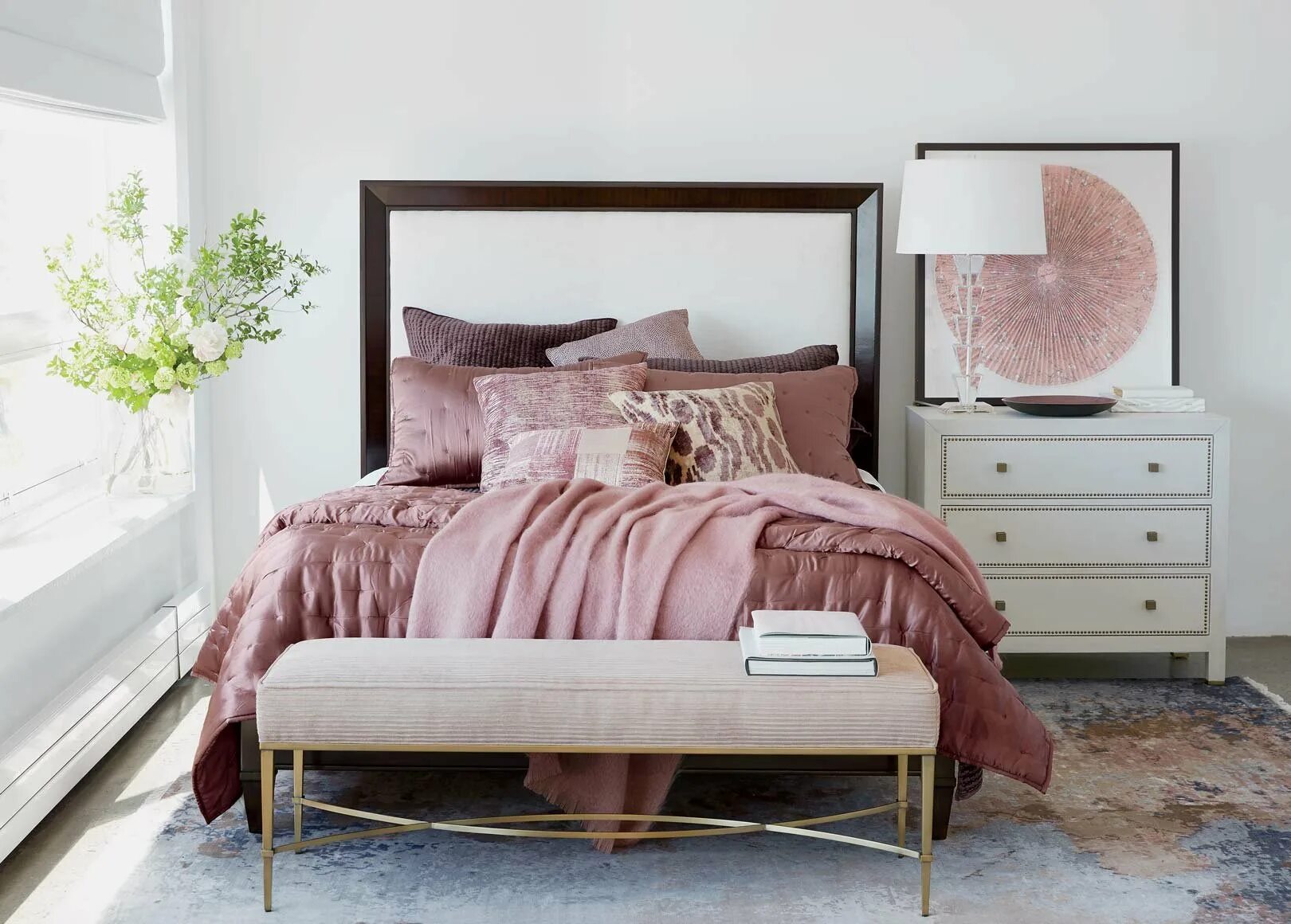 Пыльно розовый цвет в интерьере. Ethan allen мебель. бронзовый и розовый в интерьере. ethan chloe мебель. спальня с розовым креслом и зеркалом.