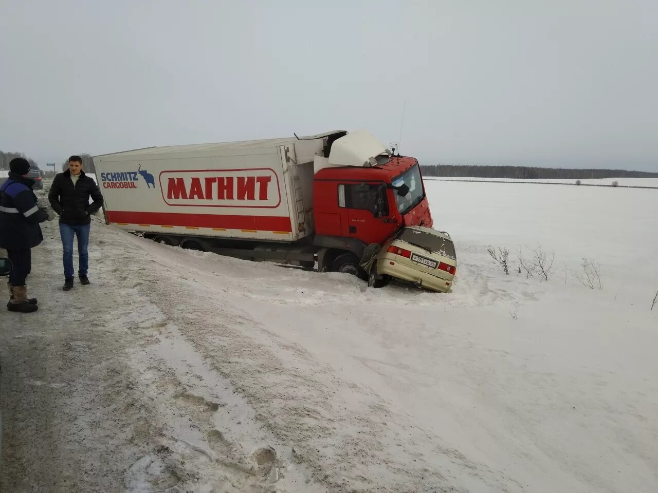 Работа водителем в красноярске красноярском крае. Фура магнит зима. Авария на трассе магнитовских фур.