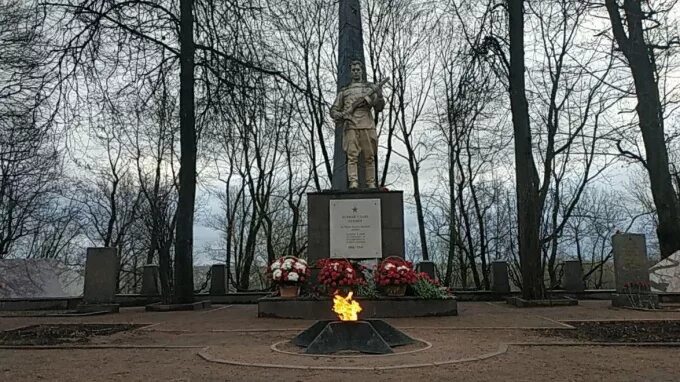 Красное село мемориальный комплекс братская могила. Парк в красном селе вечный огонь. Красное село парк мемориал. Мемориал узникам фашистских концлагерей. Красное село мемориальный комплекс братская могила.