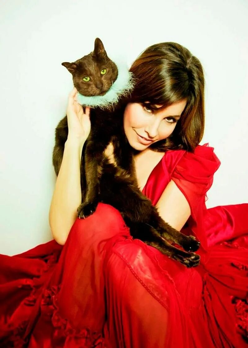 Кошечка красавица москвы. Кошка красавица. Фотосессия с кошкой. Женщина с кошкой. Кошечка красотка.