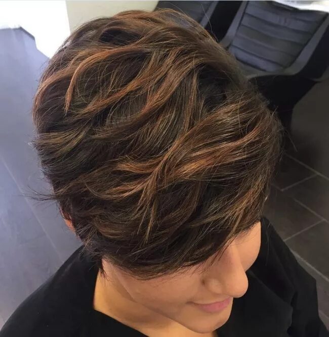 Мелирование на темные короткие стрижки фото Trendy Short Black Hair Highlights: Ideas and Inspiration