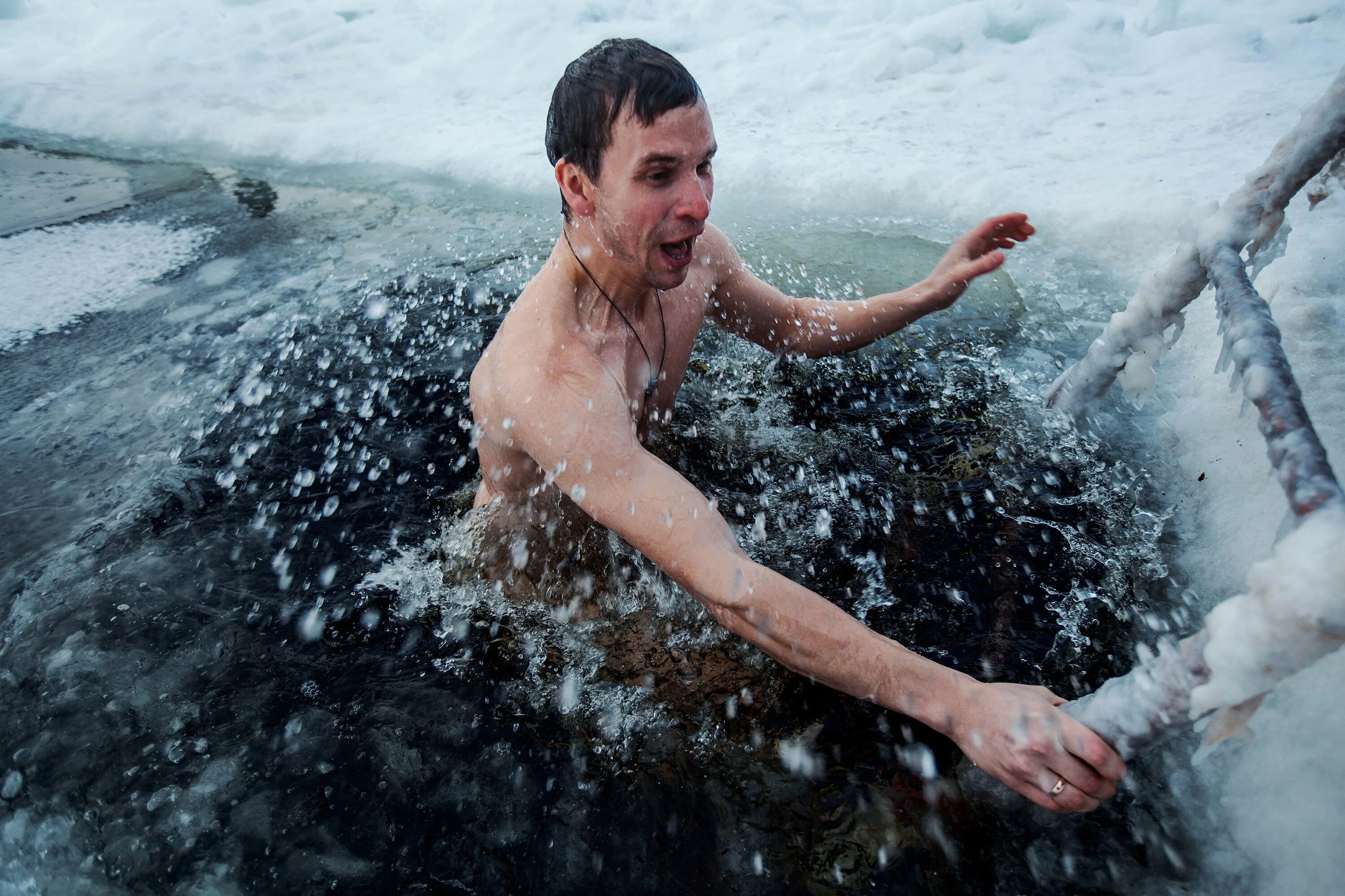Мочат в холодной воде. Люди купаются. купание в холодной воде. зимнее купание. купание в проруби.