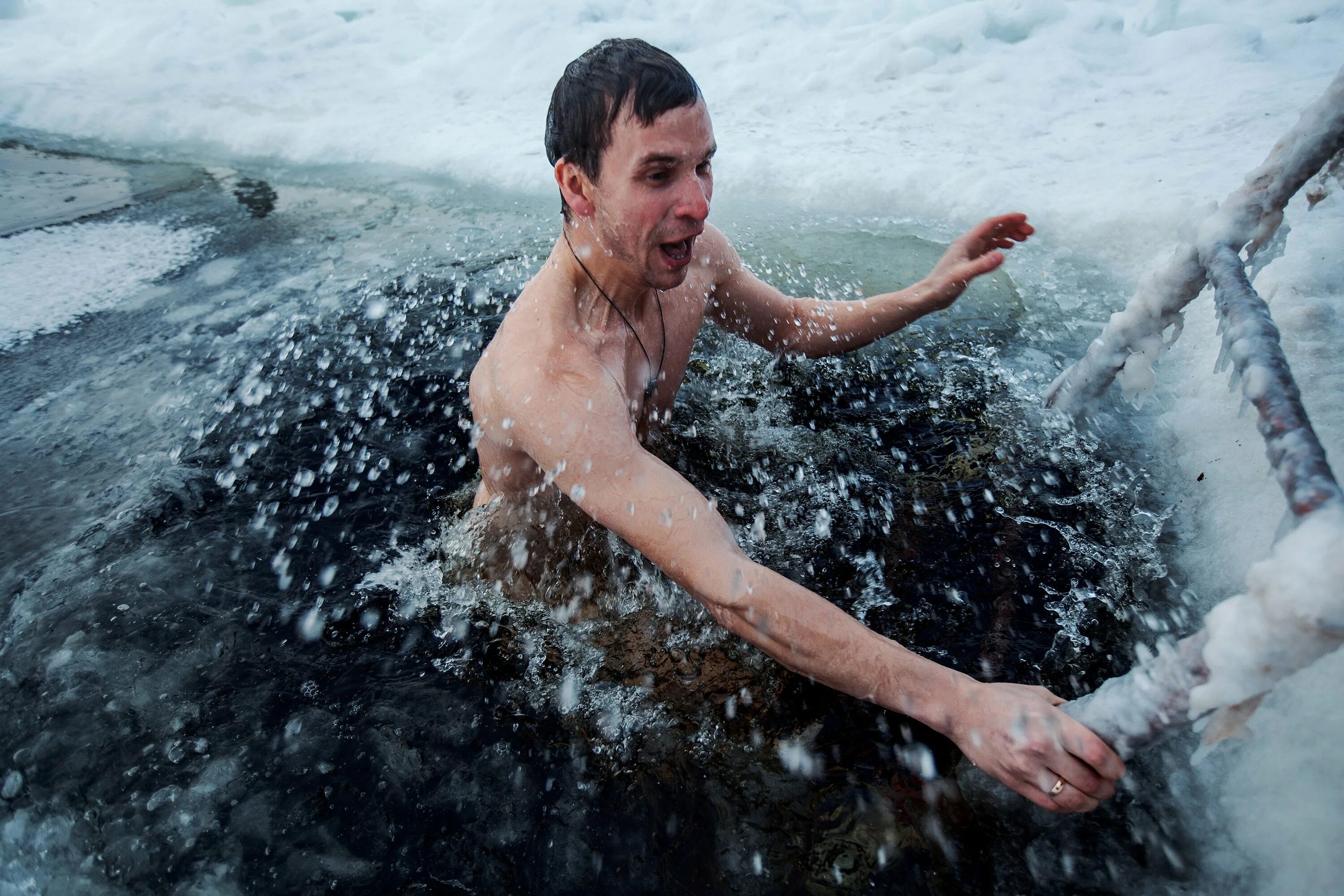 Крещенские купания моржи. Купание в ледяной воде. Купание в холодной воде. Зимнее купание. Ледяное купание