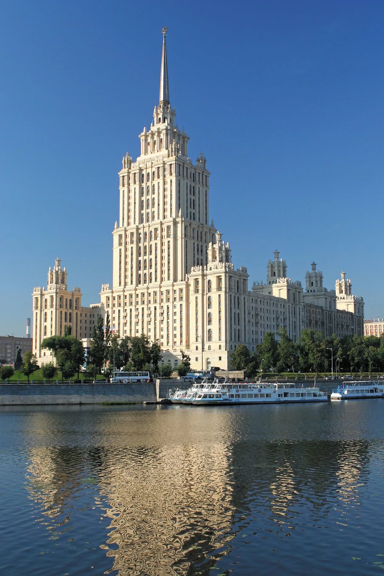 Рэдиссон город. Сталинская высотка рэдиссон. гостиница рэдиссон ройал.