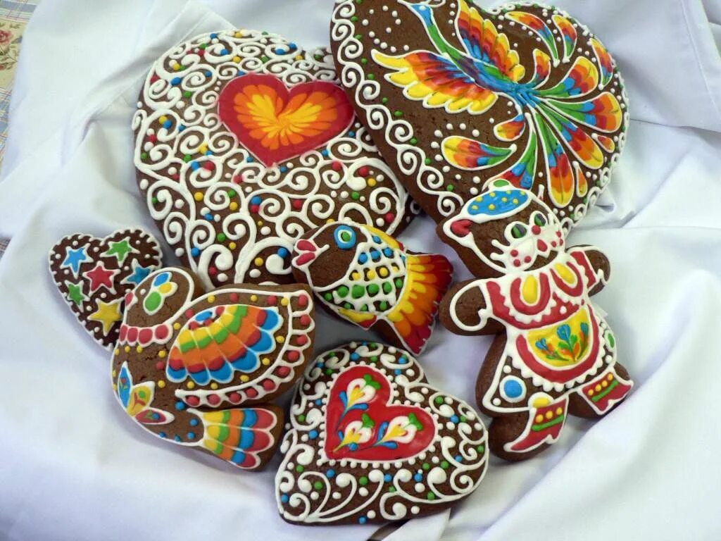 Мастер класс имбирный пряник. Архангельский пряник козуля. Как красиво расписать пряники. Расписные имбирные пряники. Роспись пряников айсингом мастер класс.