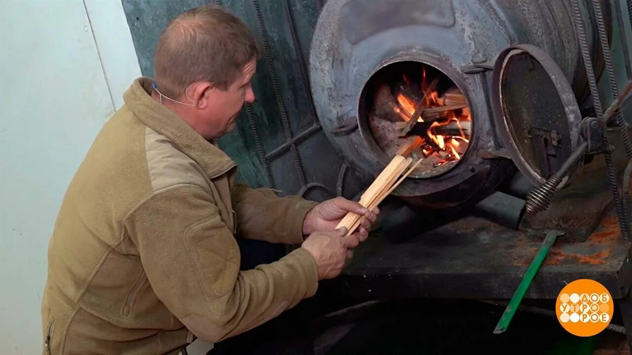 Русская печь топится. Можно ли топить пеллетный камин мелким углем. Макаров "русская печь". Печное отопление. Стишки про холодное лето.
