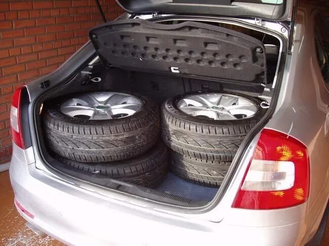 Укладка всех колес в багажник - Volkswagen Polo Sedan, 1,6 л, 2015 года шины DRI