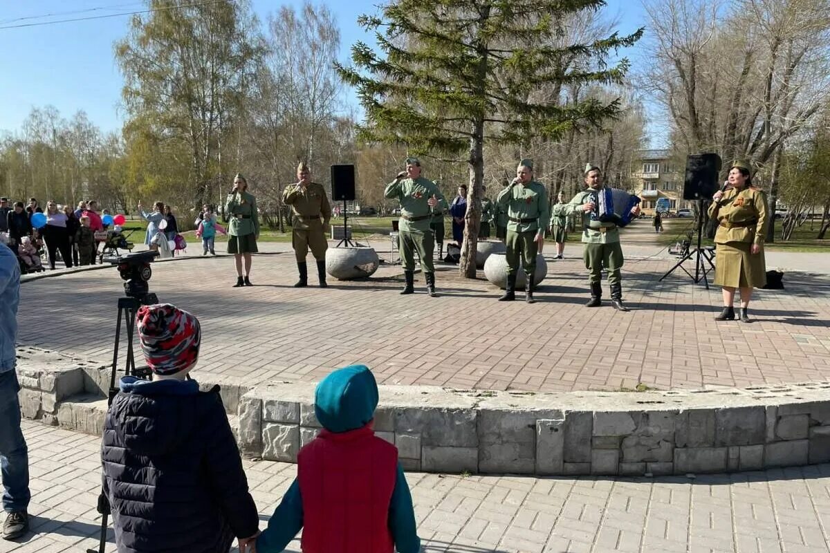 Сквер монумента славы в новосибирске. Парад победы новосибирск 2023. Празднование 9 мая в новосибирске. 9 мая новосибирск 2023. Парад победы новосибирск.