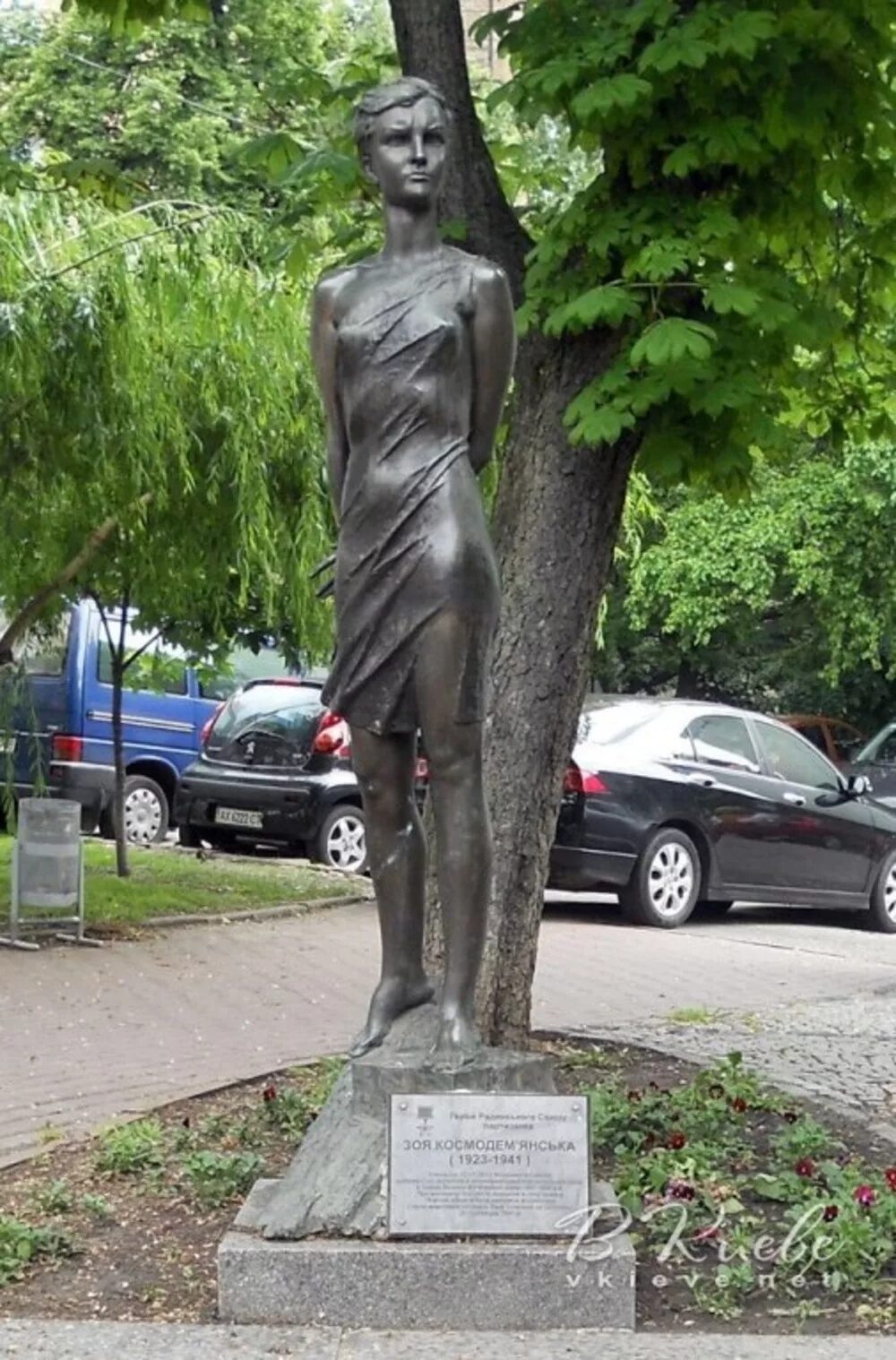 Памятник З. А. Космодемьянской, жанровая скульптура, Мурманск, Первомайский окру