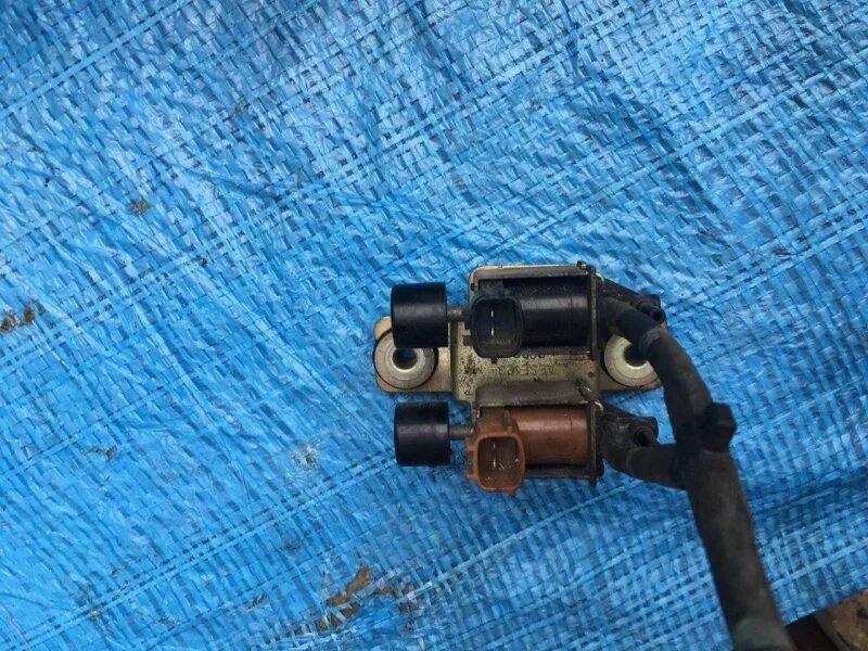 Клапан включения переднего привода паджеро 4. Клапан воздушный электромагнитный исузу бигхорн бензин. Сузуки джимни клапан включения привода. Клапан 4wd. Клапан воздушный электромагнитный исузу бигхорн бензин.