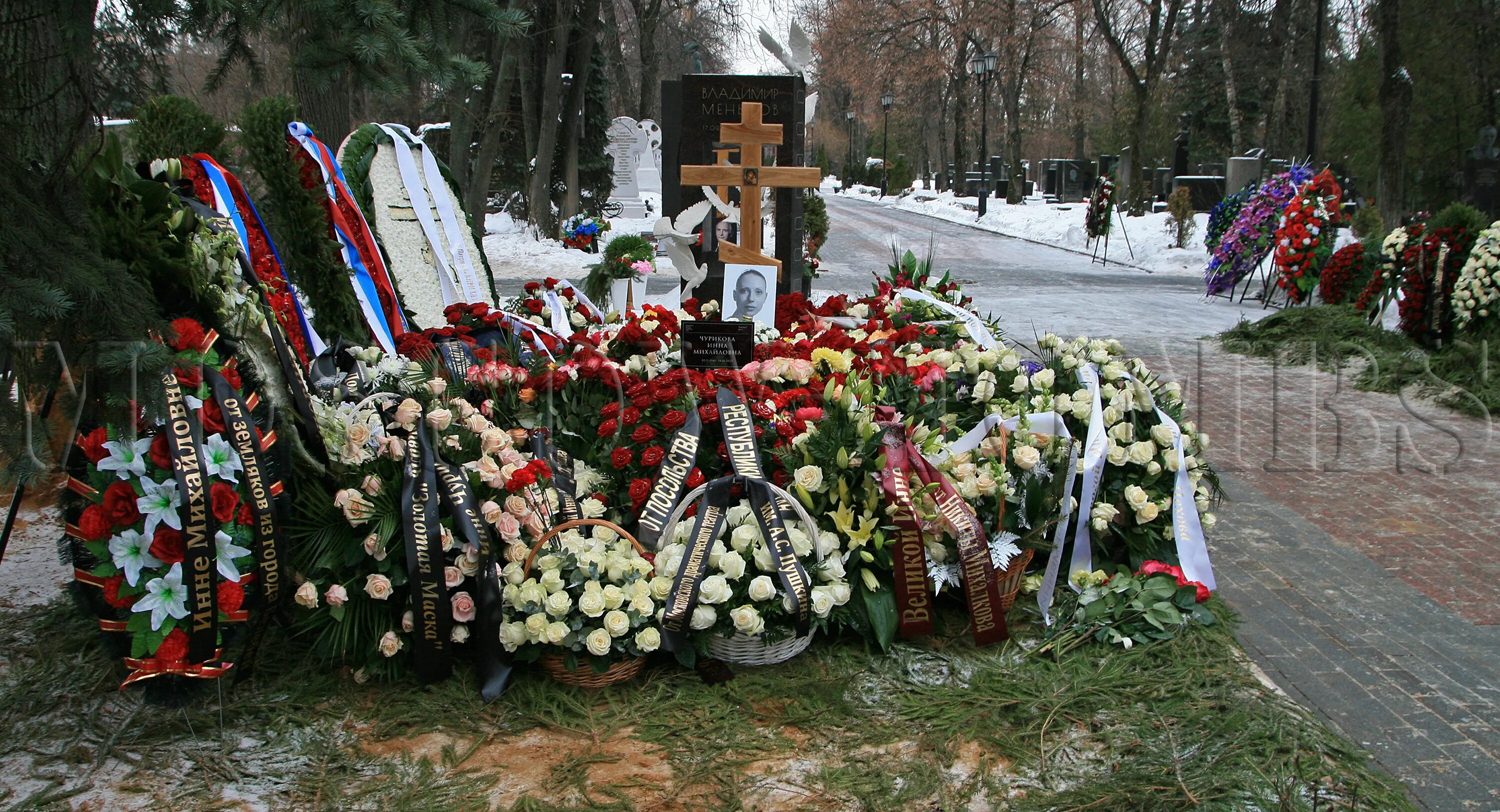 Троекуровское кладбище 2023. Могила Инны Чуриковой.