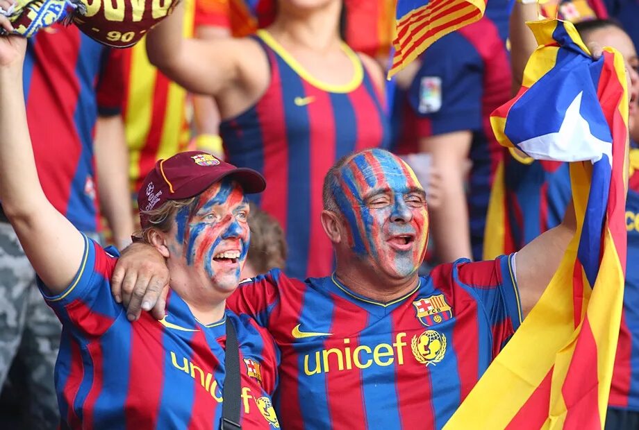 Фанаты барселоны. Футбольные фанаты. Болельщики. Фанаты барселоны. Футбольные болельщики барселоны.