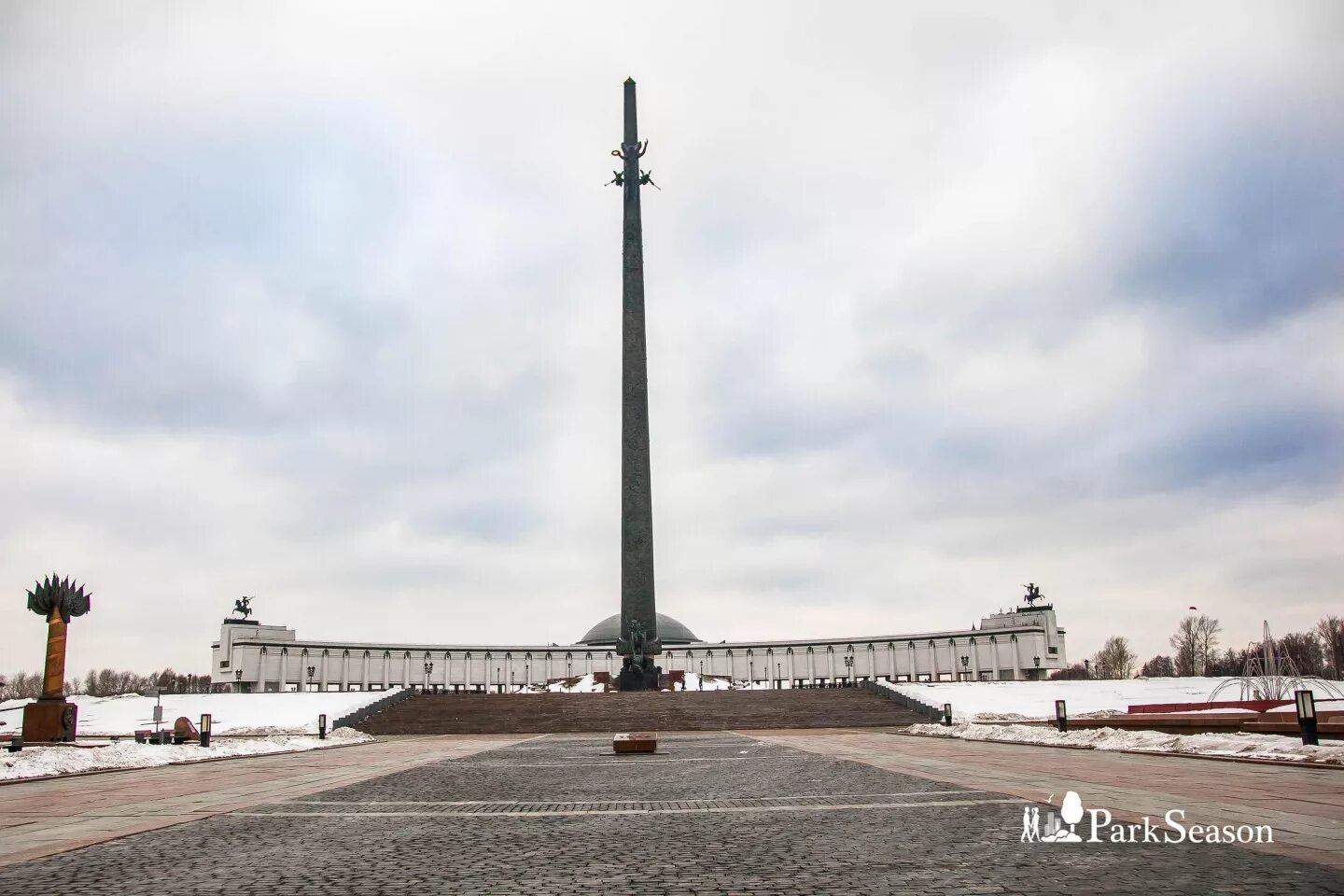 Мемориал в парке победы на поклонной. Обелиск на Поклонной горе в Москве. Поклонная гора монумент Победы. Парк Победы на Поклонной горе Москва. Парк Победы Москва монумент Победы.