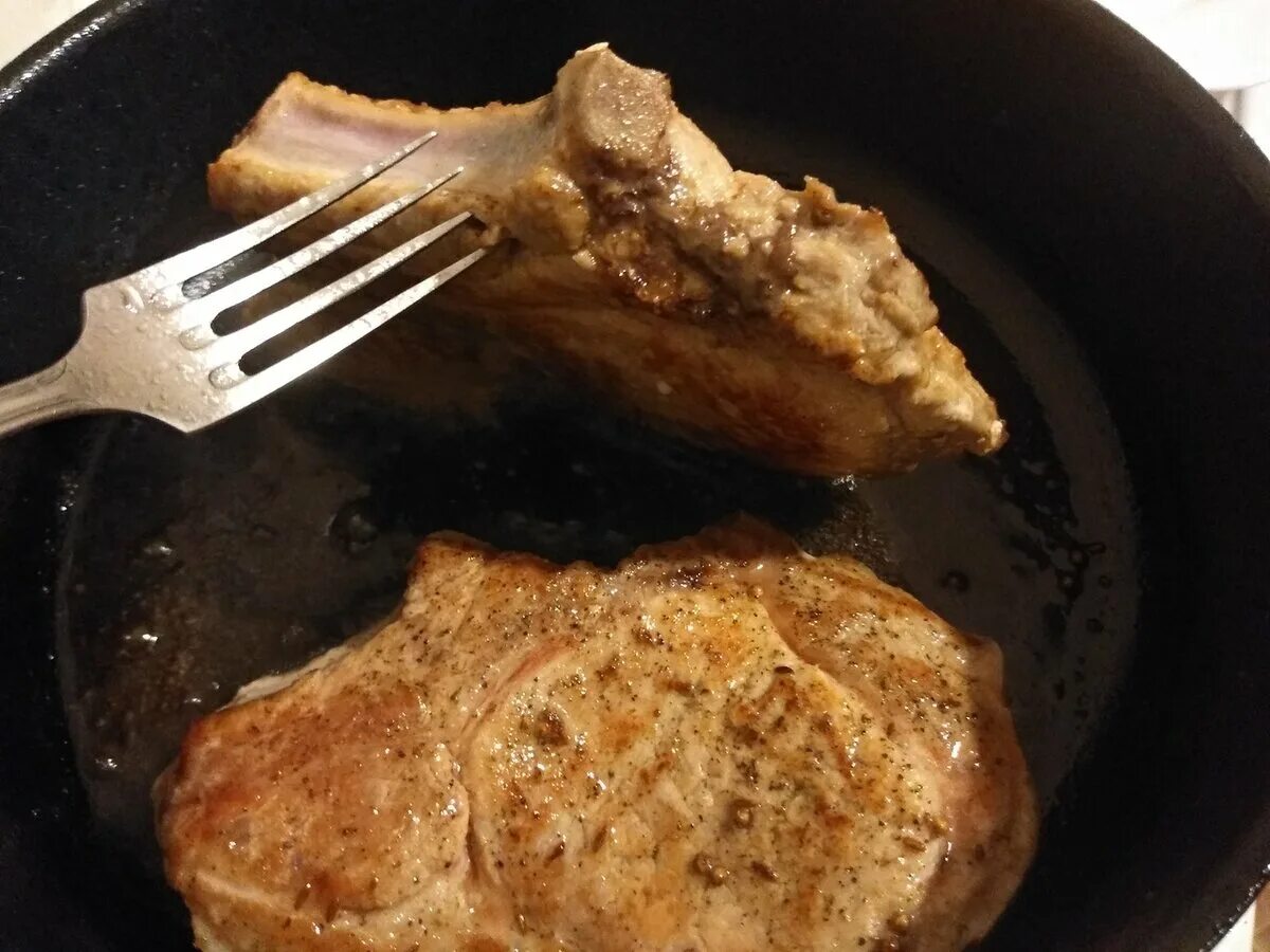 Отбивная на косточке. Отбивные из индейки на сковороде. Свиная корейка на кости в духовке. Свиная корейка на кости на сковороде. Корейка на сковороде.