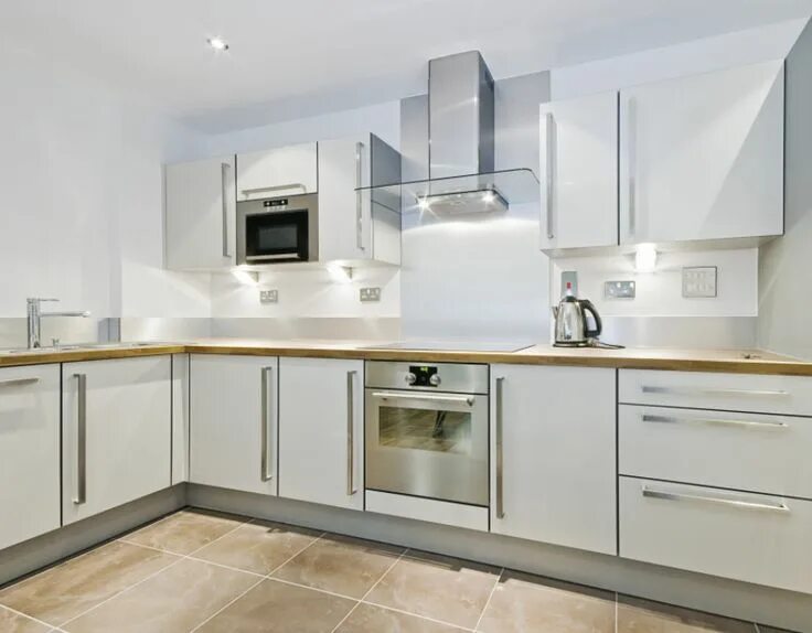 L-Förmige Einbauküche mit dunkler Steinarbeitsplatte Kitchen, Kitchen splashback