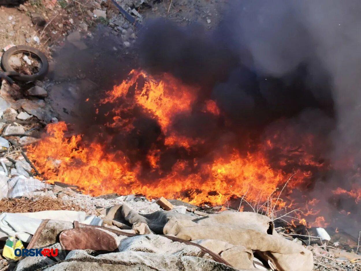 Пожар в индии. Погребальные костры в индии 2021. Горит индия. Пожар в нью дели. Пожар в нью дели.