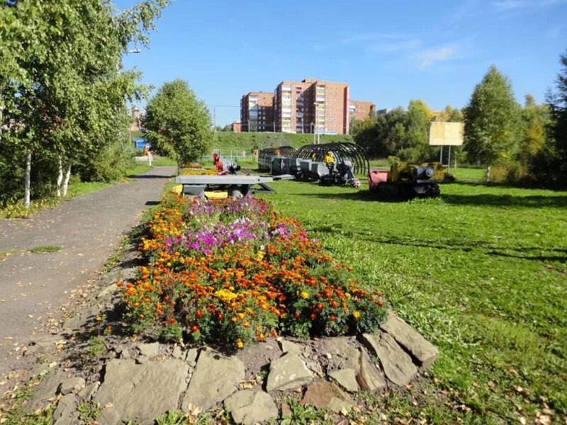 Городской парк г. Свято троицкий храм осинники. Церковь осинники святой троицы. Фонтан осинники. Город осинники зимой.