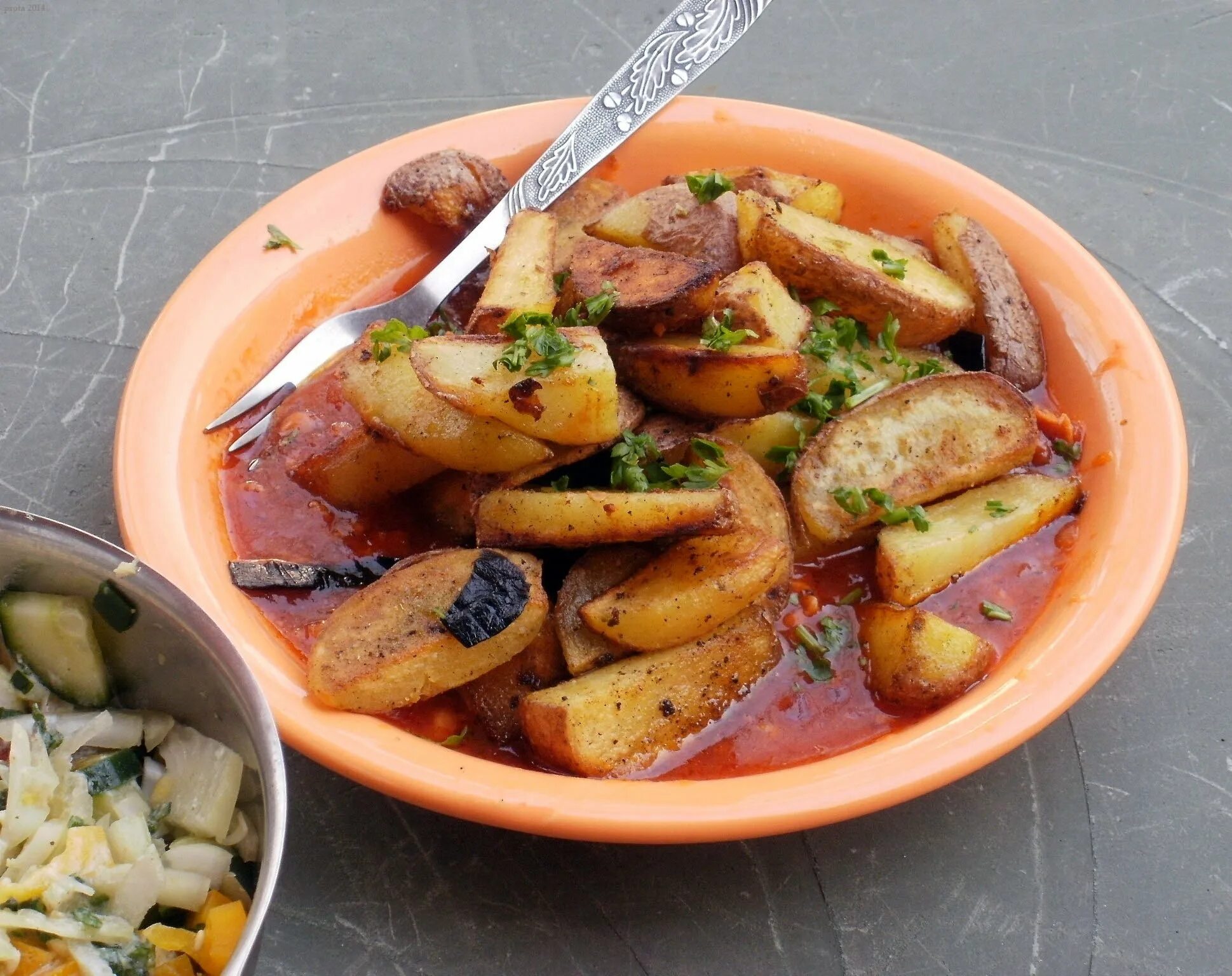 Деревенская сковорода рецепт. Жареная картошка на тарелке. Жареная картошка с соусом. Соус для картошки. Жареная картошка с овощами.
