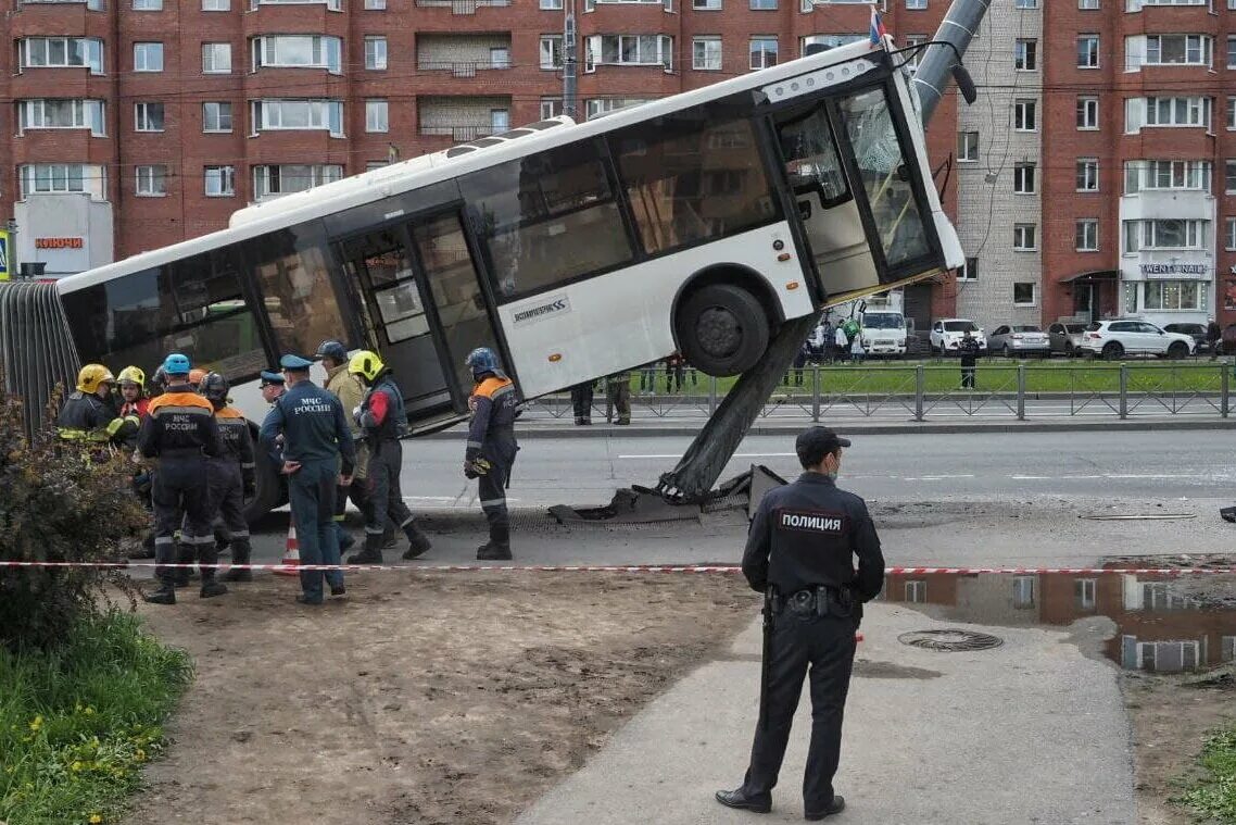 Когда упал автобус в питере. Санкт петербург авария автобус ленинский проспект. авария автобус ленинский проспект. дтп спб автобус ленинский. автобус наехал на столб спб.