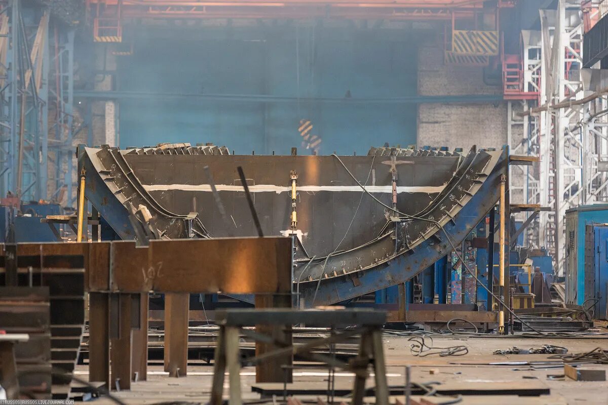 Завод где строят корабли. Завод пелла малый ракетный корабль. Кораблестроительный завод в санкт-петербурге. Судостроительные верфи германии. Завод где строят корабли.