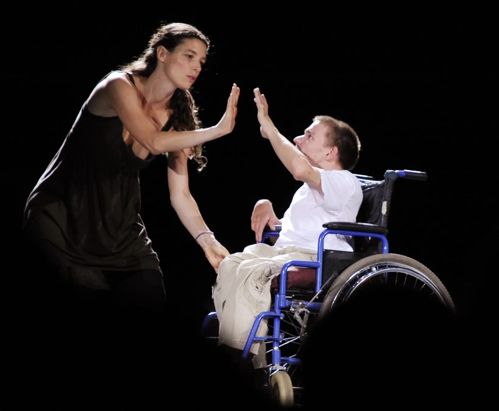 Дети инвалиды театр. Фестиваль детей инвалидов. Искусство инвалидов. Театр с овз. Творчество инвалидов.