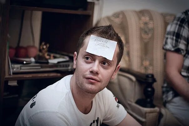 Игра приклеить на лоб. Бумажка на лоб. игра с бумажками на лбу.