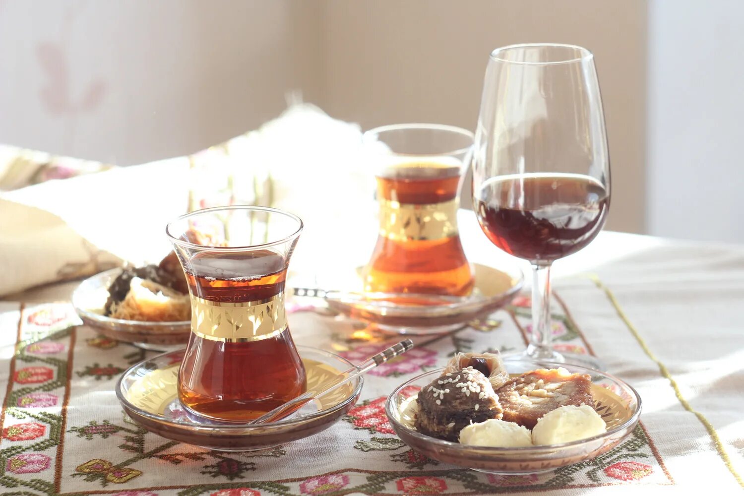 чай с вином. вина без чаю. вина без чаю. турецкий бардак для чая. вина без чаю.