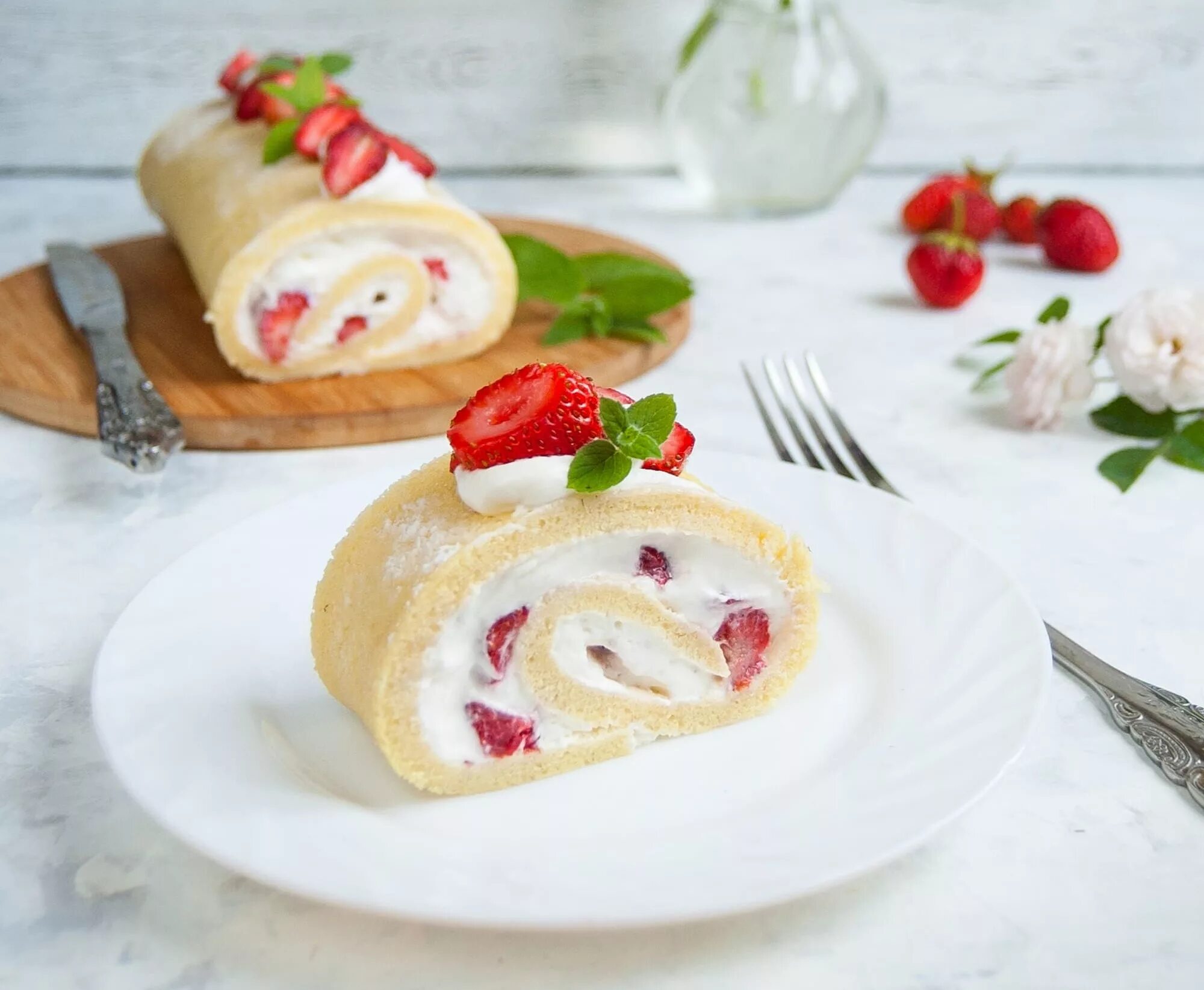 Рулет с творожным сыром и сливками. Меренговый рулет клубника со сливками. Клубничный рулет бисквитный. Бисквитный рулет с клубникой. Украшение рулета бисквитного.